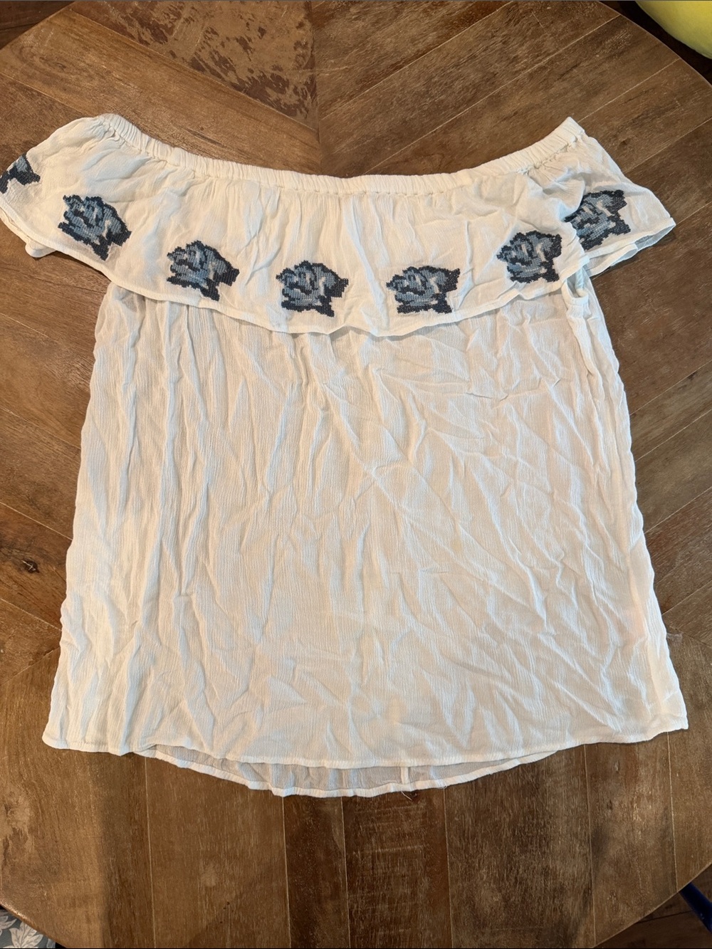 Bailey & Chloe Off Shoulder Ruffle Top White with Blue Flowers (Size: XL)